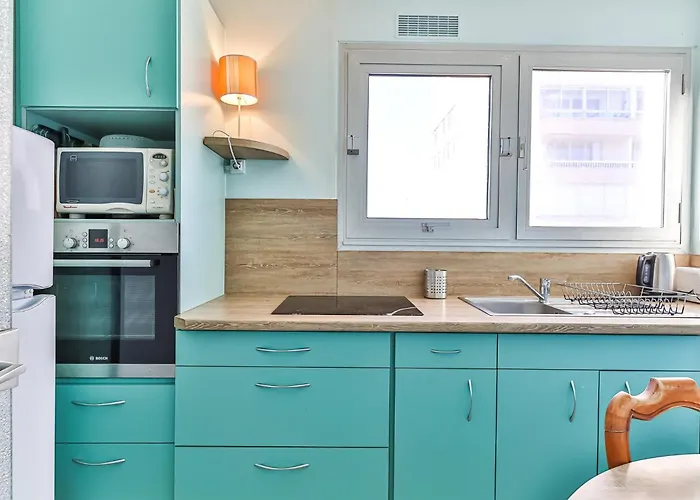 Les Salines - - Gare Des Sables 莱萨布勒-多洛讷